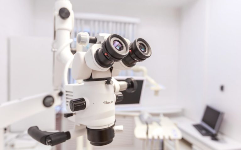 Лечение зубов под микроскопом